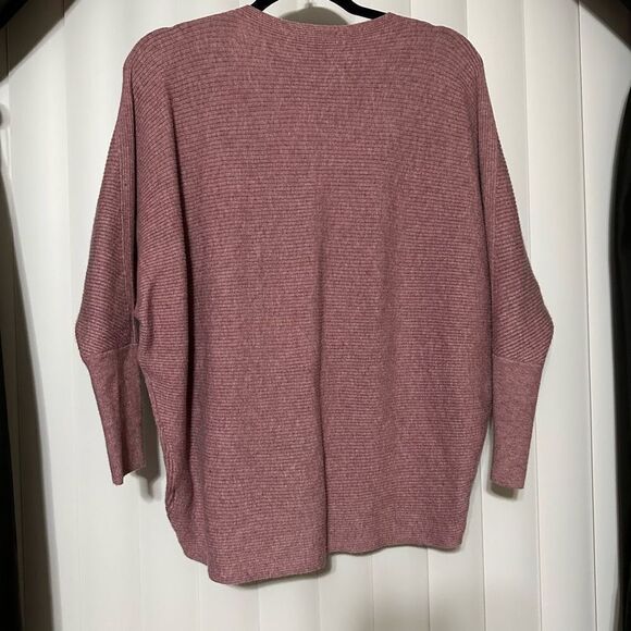 Jennifer Lopez plum colored very soft sweater with batwing sleeves, Faux diamond - Picture 9 of 10